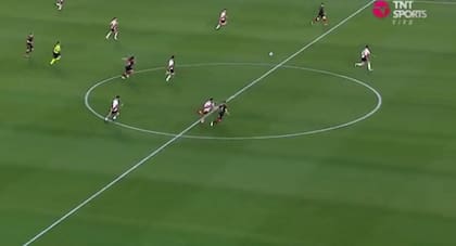 Paulo Díaz, que ya estaba amonestado, agarra a Bandiera y no lo deja avanzar. Delfino y el VAR interpretaron que no hubo infracción y el defensor de River continuó en el partido