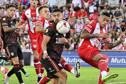 Paulo Díaz tuvo serias complicaciones ante cada ataque de Unión