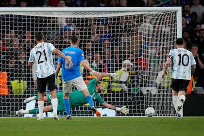 Paulo Dybala anotando el tercer gol argentino ante Italia, en el estadio de Wembley, en Londres.