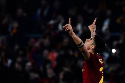 Paulo Dybala celebra el segundo gol de Roma, que derrotó por 2-0 a Salzburg, de Austria, y dio vuelta la serie para acceder a los octavos de final de la Europa League.