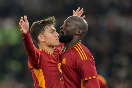 Paulo Dybala celebra junto a su compañero de la Roma Romelu Lukaku luego de anotar el segundo gol de su equipo durante el partido de la Liga Italiana ante el Udinese, en el estadio Olímpico de Roma, en Italia el domingo 26 de noviembre de 2023