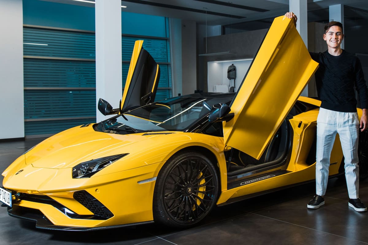 Paulo Dybala con su flamante Lamborghini Aventador S Roadster
