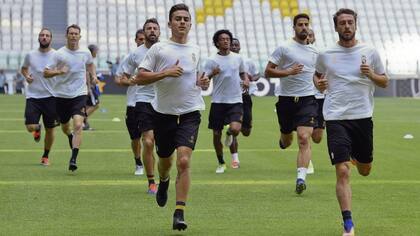 Paulo Dybala encabeza la fila junto con Claudio Marchisio, durante uno de los ensayos de Juventus antes de la final