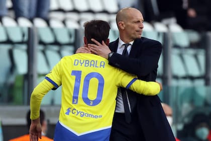 Paulo Dybala es reemplazado por Alvaro Morata durante el partido con Salernitana, por la Serie A y se saluda con el DT Massimiliano Allegri, con quien había tenido una discusión tras la eliminación de la Juve ante Villarreal, por la Champions; la Joya hizo el gol del 1-0 este domingo