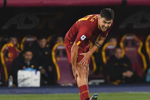 Paulo Dybala fue titular en el triunfo de Roma ante Bologna en el regreso de la serie A, pero se retiró lesionado