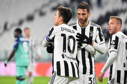 Paulo Dybala junto a Rodrigo Bentancur; la buena química entre el delantero argentino y el mediocampista uruguayo tomará distancia ya que el ex Boca pasó a Tottenham, de Inglaterra