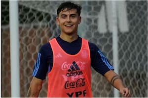 Paulo Dybala le brindó una cálida bienvenida a Kevin De Bruyne, flamante refuerzo del Napoli