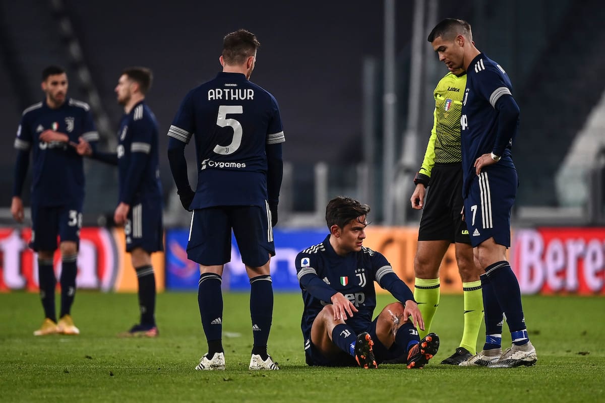 Paulo Dybala lesionado ante la mirada de Cristiano Ronaldo, durante el partido que disputaron la Juventus y el Sassuolo.