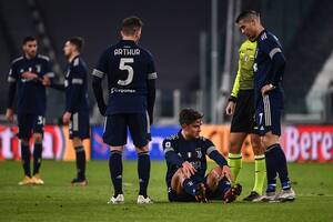 Paulo Dybala lesionado ante la mirada de Cristiano Ronaldo, durante el partido que disputaron la Juventus y el Sassuolo.