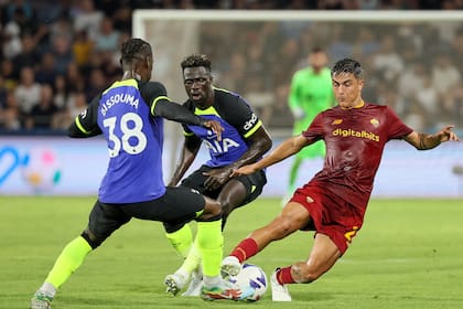 Paulo Dybala maniobra en su primer partido en Roma, que terminó con un 1-0 sobre Tottenham Hotspur y halagos al cordobés.