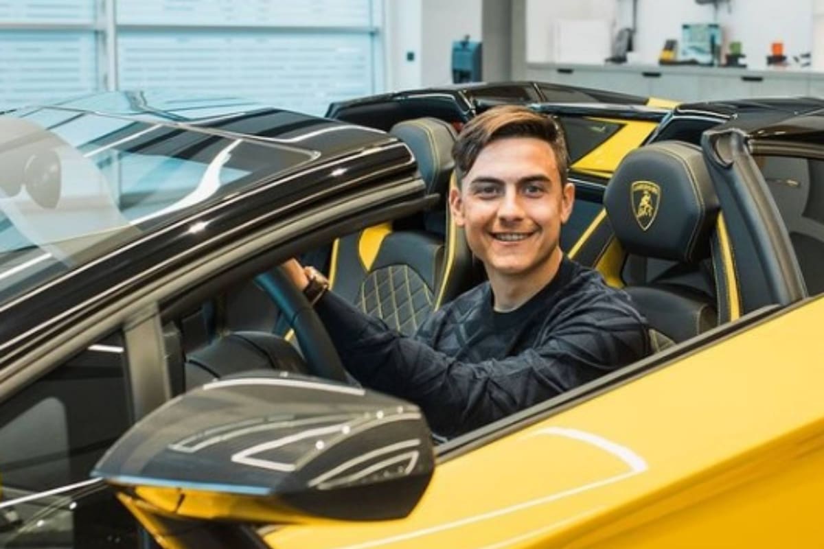 Paulo Dybala posa con su flamante Lamborghini amarilla con la que se convirtió en embajador de la marca italiana.
