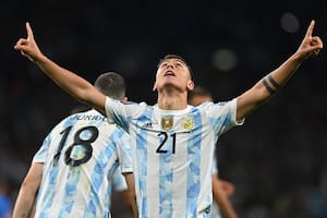 Paulo Dybala, quien pelea un lugar en la lista definitiva, fue presentado a todas luces en Roma de Italia, proveniente de Juventus