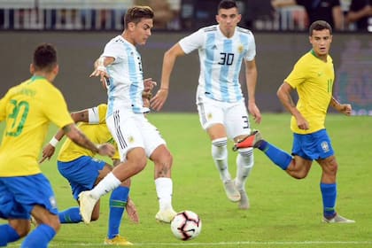 Paulo Dybala recibió una camiseta de Vinícius Júnior, jugador de la selección brasileña, como obsequio