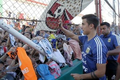 Paulo Dybala saluda a los hinchas que se acercaron al estadio