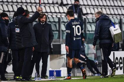 Dybala se retira lesionado ante la mirada de Andrea Pirlo, durante el partido que Juventus le ganó 3-1 a Sassuolo