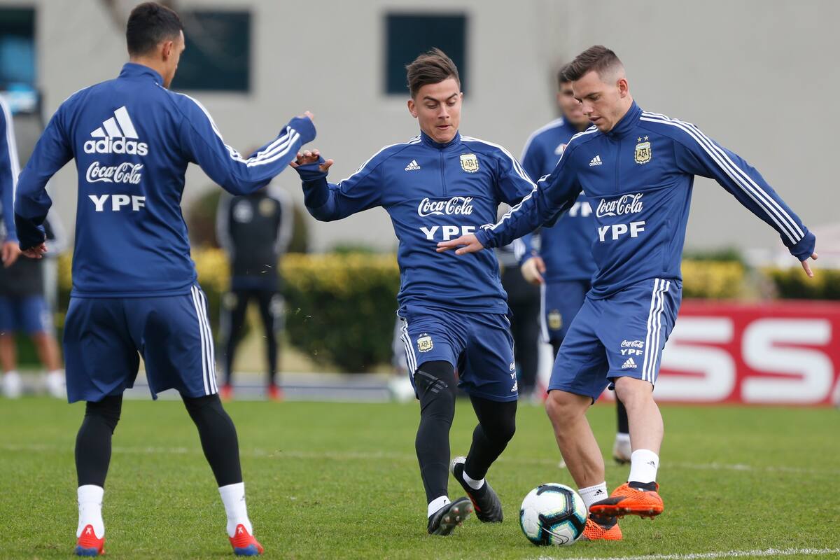 Paulo Dybala y Giovanni Lo Celso entrenando con la selección argentina