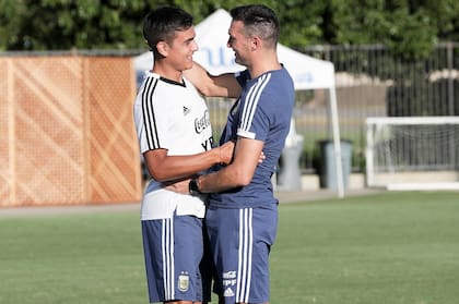 Paulo Dybala y Lionel Scaloni; futbolista y entrenador podrían volver a juntarse en Qatar si la Joya consigue continuidad en la Roma, su nuevo equipo