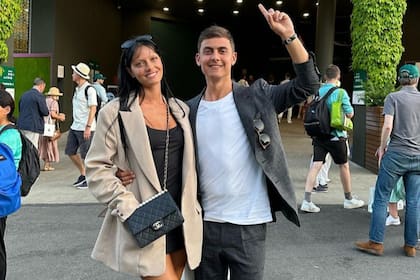 Paulo Dybala y Oriana Sabatini asistieron a una jornada en Wimbledon y se cruzaron con Carlos Alcaraz