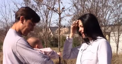 Paulo Dybala y Oriana Sabatini junto a Gia y el árbol que plantaron (Foto: Captura Instagram/@orianasabatini)