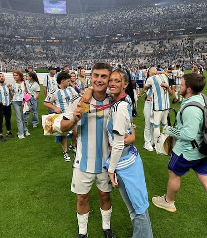 Paulo Dybala y Oriana Sabatini tras la consagración de la selección argentina en el Mundial de Qatar