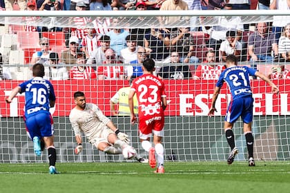 Paulo Gazzaniga luciéndose ante la ejecución de Ander Herrera, de Athletic Club: el argentino atajó tres penales