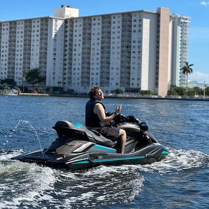 Paulo Londra, en Miami, donde se accidentó con una moto de agua, durante el tiempo que se tomó para componer nuevas canciones