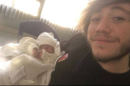 Paulo Londra junto a su hija