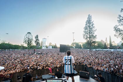 Paulo Londra reunió 50.000 personas en Córdoba en la presentación espontánea de su último álbum