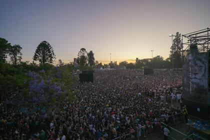 Paulo Londra reunión 50000 fans en Córdoba en una presentación espontánea.