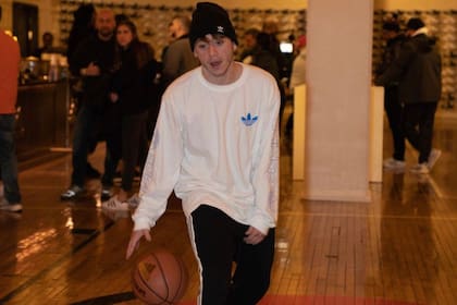 Paulo Londra suele jugar al basquet y sorprendió este miércoles con su habilidad para practicarlo