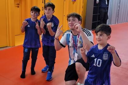 Paulo Londra y los hijos de Messi en una foto premonitoria