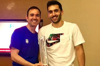 Paulo Maccari junto a Facundo Campazzo, que le regaló el premio MVP de la semifinal ante Francia en China 2019 por haberlo recuperado de una lesión del tobillo en plena competencia.