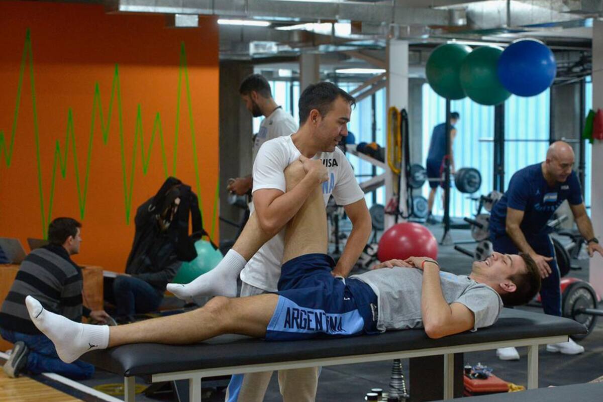 Paulo Maccari trabajando con Nicolás Brussino durante la preparación de China 2019