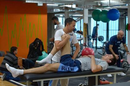Paulo Maccari trabajando con Nicolás Brussino durante la preparación de China 2019