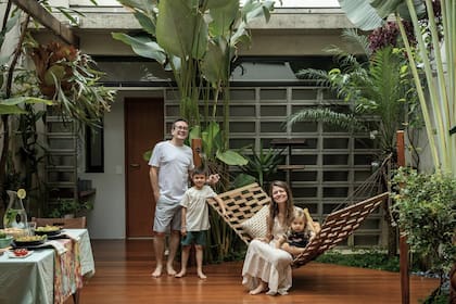 Paulo, Nuno (7), Mariana y Lina (4), disfrutando de su nueva casa paulista.