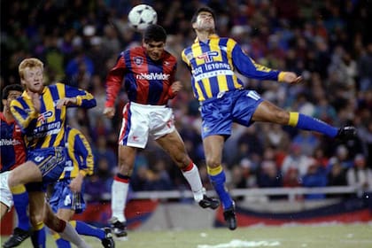 Paulo Silas en la inolvidable noche rosarina de la consagración del Ciclón en el Clausura 1995; el brasileño salta entre Lussenhoff y Bayón