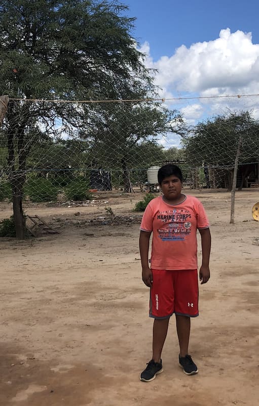 Paulo Vázquez tiene 14 años y vive en la comunidad Santa María, en la zona de Santa Victoria Este, en Salta. Su sueño, es poder tener una pelota de vóley para jugar en la cancha que armaron en su casa