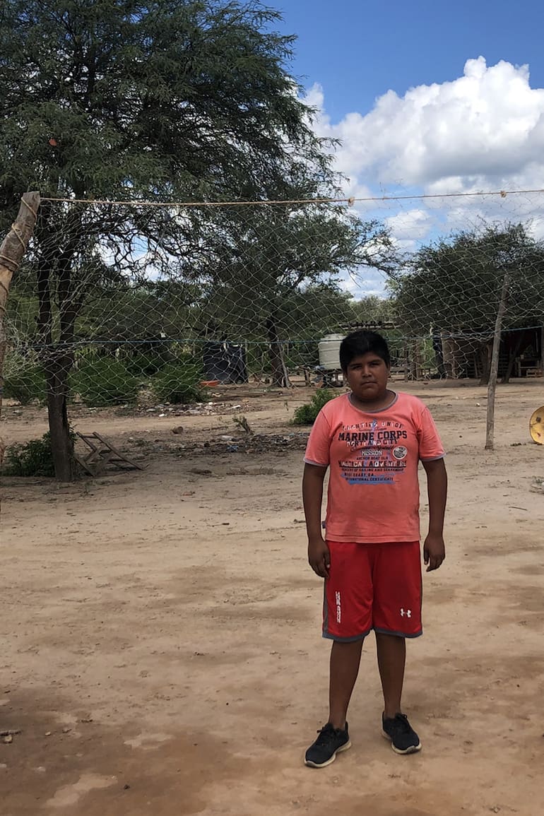Paulo Vázquez tiene 14 años y vive en la comunidad Santa María, en la zona de Santa Victoria Este, en Salta. Su sueño, es poder tener una pelota de vóley para jugar en la cancha que armaron en su casa