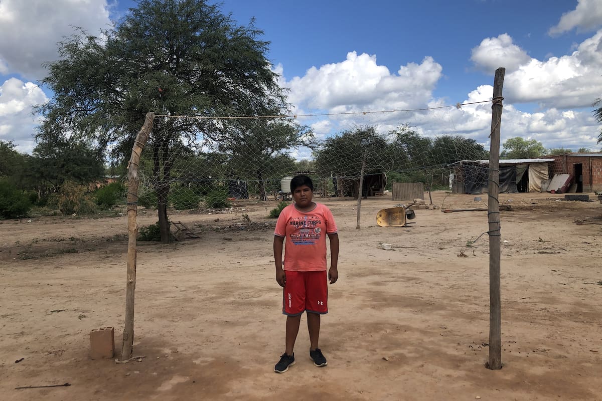 Paulo Vázquez tiene 14 años y vive en la comunidad Santa María, en la zona de Santa Victoria Este, en Salta. Su sueño, es poder tener una pelota de vóley para jugar en la cancha que armaron en su casa