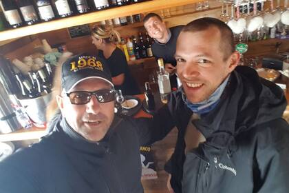 Pavel con los empleados del restaurante el día después de los hechos