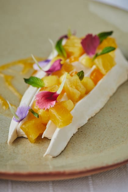 Pavlova tropical, confitura de ananá, curd de maracuyá, ananá caramelizado, gel de ron