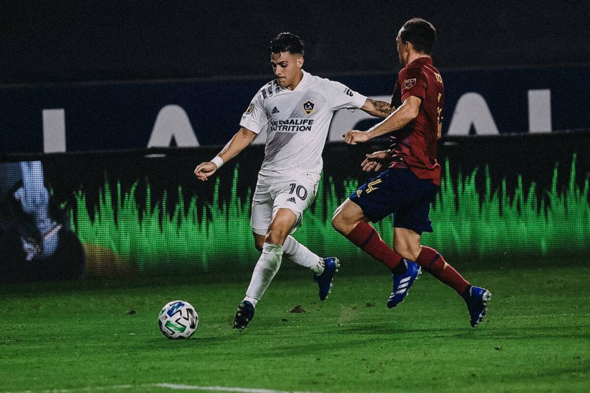 Pavón anotó un golazo y llegó a 10 goles en la temporada