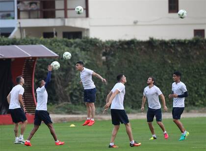 Pavón salta bien alto en el ejercicio con Calleri; buscarán que la sociedad funcione frente a Argelia