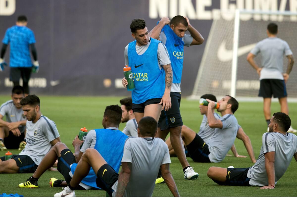 Pavón y Ábila, en un alto durante el entrenamiento. El equipo xeneize disputará hoy la Copa Joan Gamper con Barcelona; el amistoso le permitirá saber dónde está parado hoy en el mundo