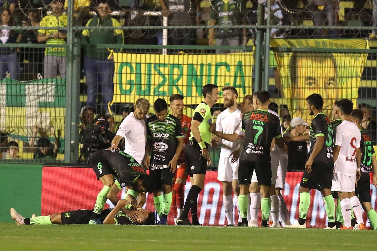 Pavone fue expulsado por juego brusco; el Pincha terminó con 9