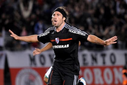 Mariano Pavone con la camiseta de River