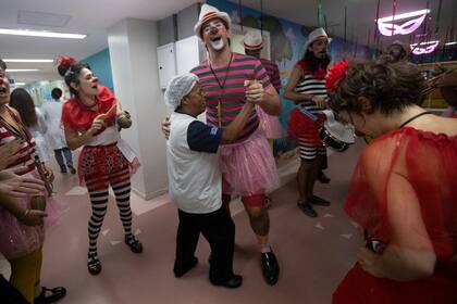 Payasos y músicos llevan la alegría del Carnaval a niños enfermos en un hospital de Río