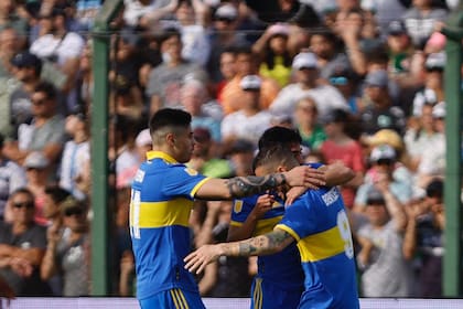 Payero llega para sumarse al festejo de Langoni y Benedetto.