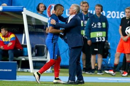 Payet, llorando, recibió la felicitación del DT Deschamps