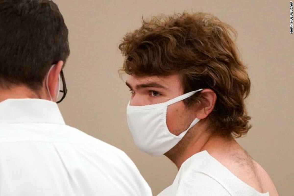 Payton Gendron habla con su abogado durante su lectura de cargos en la corte de la ciudad de Buffalo ayer